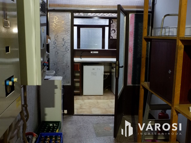 Üzlethelyiség teljes berendezéssel eladó!