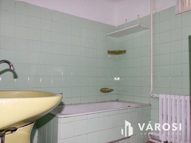 Megosztható telek, két családi házzal Únyon