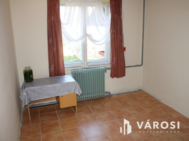 Tégla ház, csendes utcában eladó.