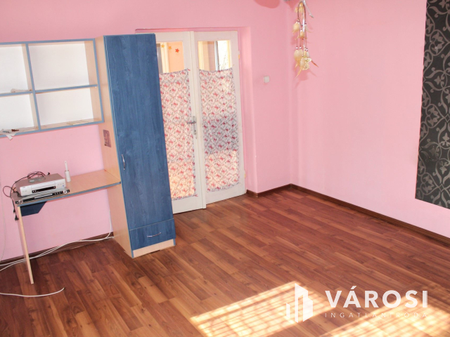 Tégla ház, csendes utcában eladó.