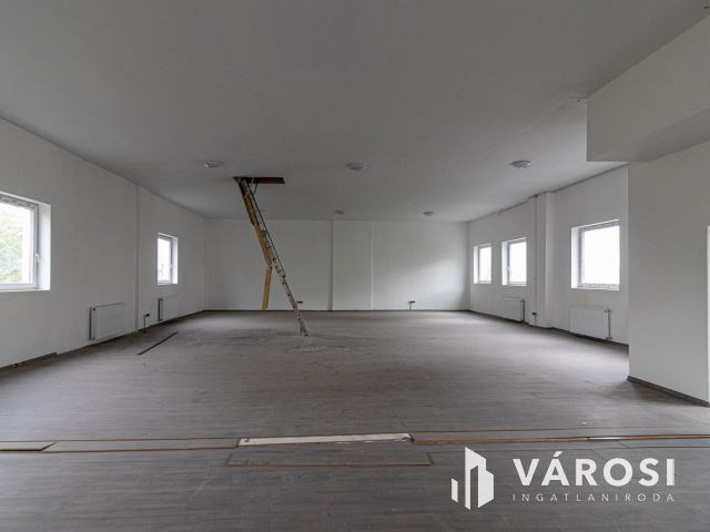 Kiadó 3 szintes 1050 m2-es munkászálló Csepel-Gyártelepen!