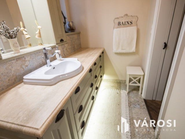 Mediterrán hangulatú ingatlan az Aranyparton