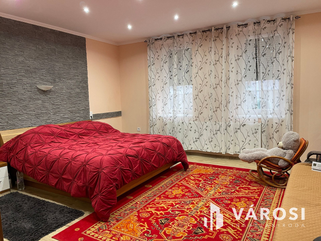 Igényes ház, kis udvarral frekventált helyen eladó