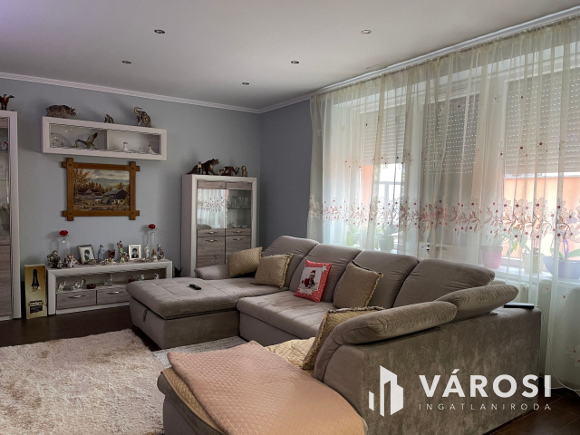 Igényes ház, kis udvarral frekventált helyen eladó