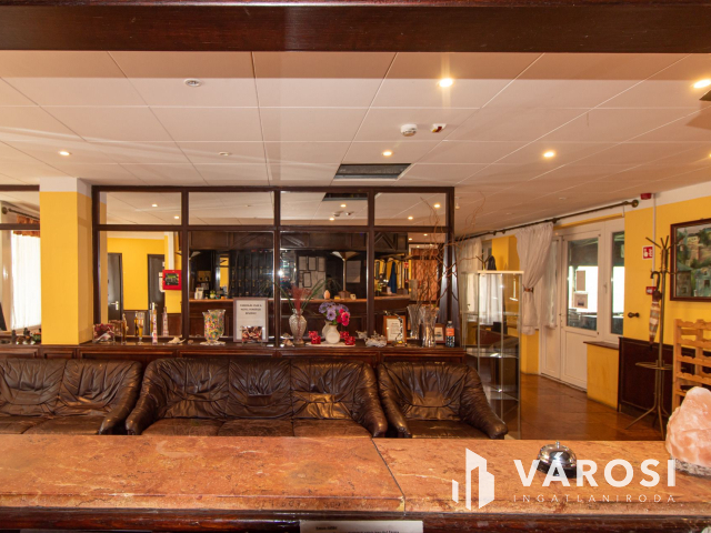 Komárom központi részén Hotel eladó