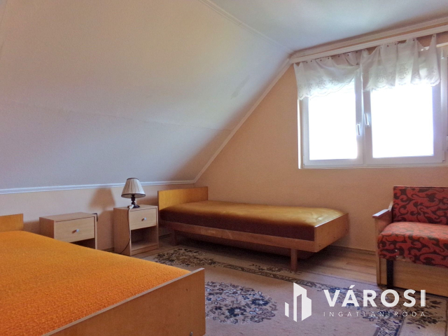 Gyulán belvárosi telek, két családi házzal eladó