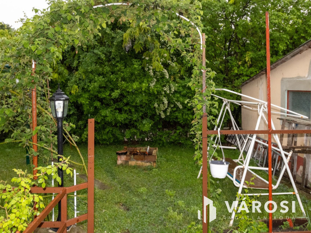 Kétszintes, kifogástalan szerkezetű téglaház