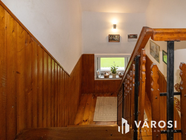 Kétszintes, kifogástalan szerkezetű téglaház