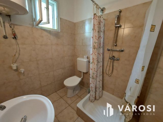 Otthonteremtés céljára, stabil, tégla falazatú kertes ház