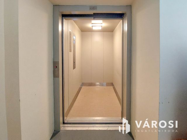 180 m2-es üzlet eladó 3 szintes irodaházzal, raktárakkal