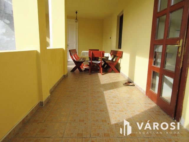 Felújított, belvárosi, polgári ház, hatalmas terasz, garázs!