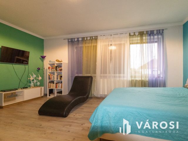 Masszív, kényelmes családi ház Gyulavári központjában