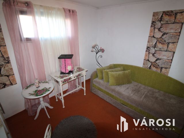 Jó elosztású ház, gazdálkodásra alkalmas telekkel.