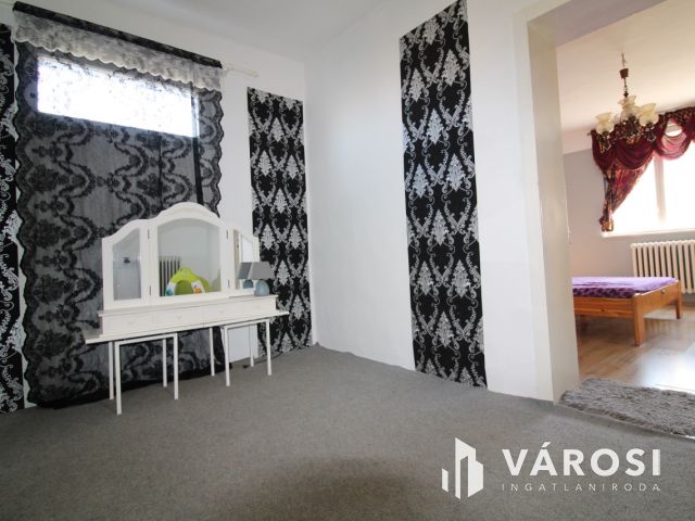 Jó elosztású ház, gazdálkodásra alkalmas telekkel.