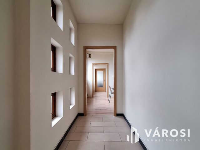 171 m2-es iroda, főút mellett, ipari területen eladó!