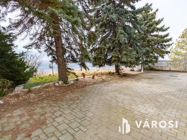 Pilisborosjenő és Budapest határán, panorámás családi ház