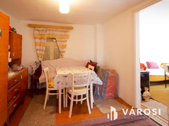 Kis ház gyümölcsfákkal eladó!