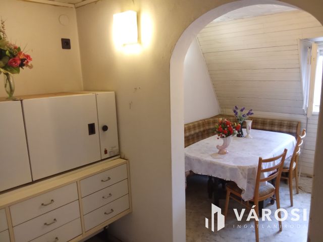 Kirakatos üzlethelyiség Sárvár belvárosában