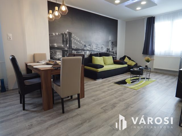 Belváros közeli, igényes lakás a hetediken!