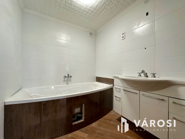 Kulcsrakész, frissen felújított családi ház eladó!