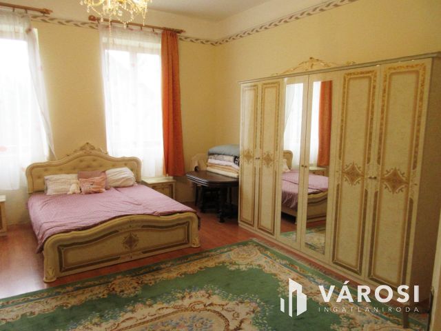 Felújított, belvárosi, polgári ház, hatalmas terasz, garázs!