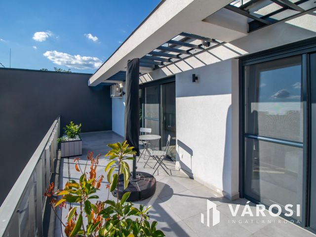 Luxus penthouse lakás Velencén