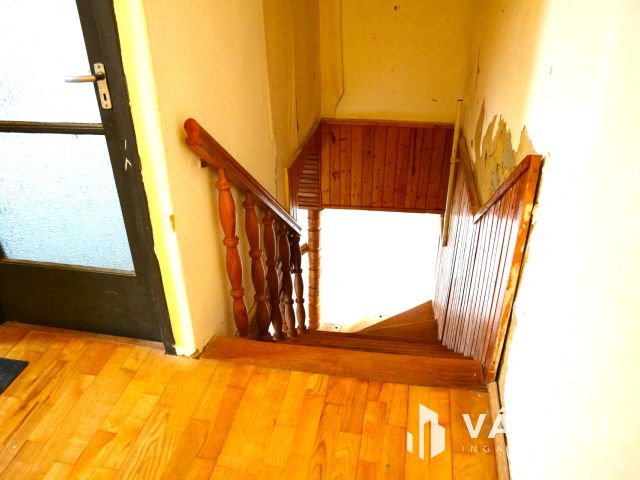 Répcelak központi,csendes,2 gener. felújítandó szintes ház