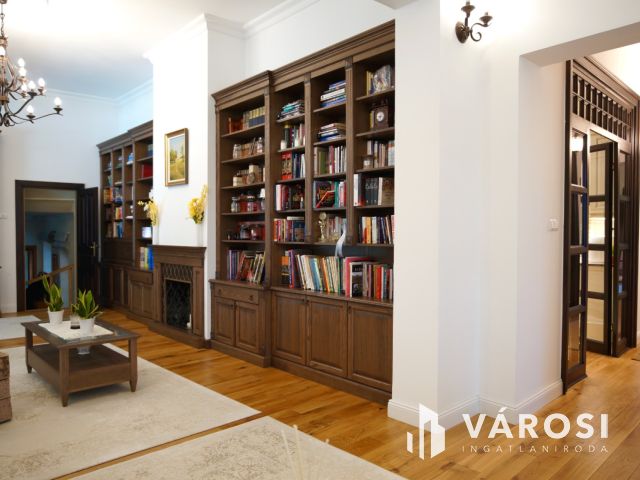 Kúria eladó Zsombón, birtokkal és naperőművel!