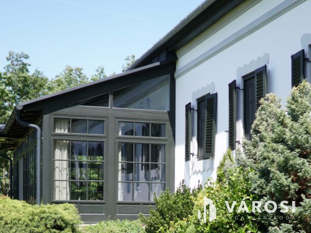 Kúria eladó Zsombón, birtokkal és naperőművel!