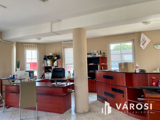 Forgalmas főút mellett telephely irodaépülettel eladó!