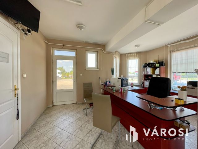 Forgalmas főút mellett telephely irodaépülettel eladó!