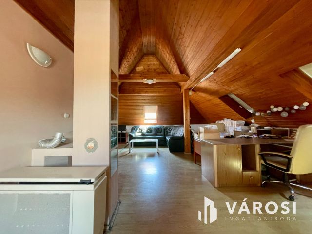 Forgalmas főút mellett telephely irodaépülettel eladó!