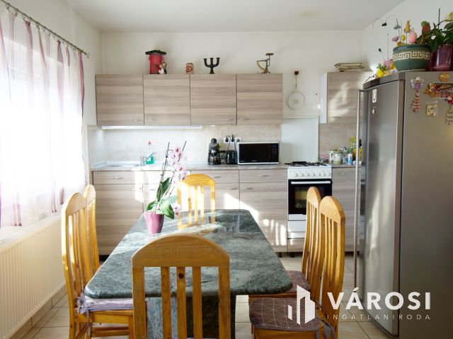 Nagy telkes, szuterénes családi ház eladó