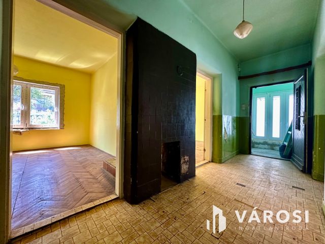 Belváros közelében felújítandó ikerház eladó!