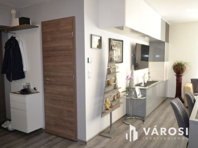 Újszerű 2+4 szobás földszinti kertkapcsolatos Balatonfüreden