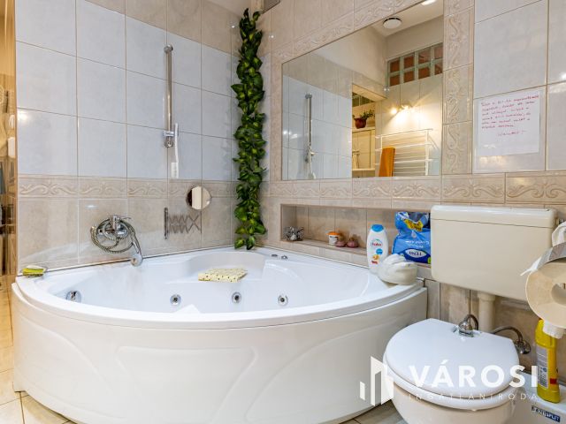 Nagy lakás a Vígszínházzal szemben a nagykörúton