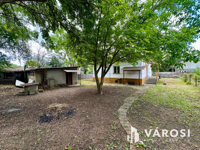 Csendes kertvárosi utcában felújítandó családi ház eladó!