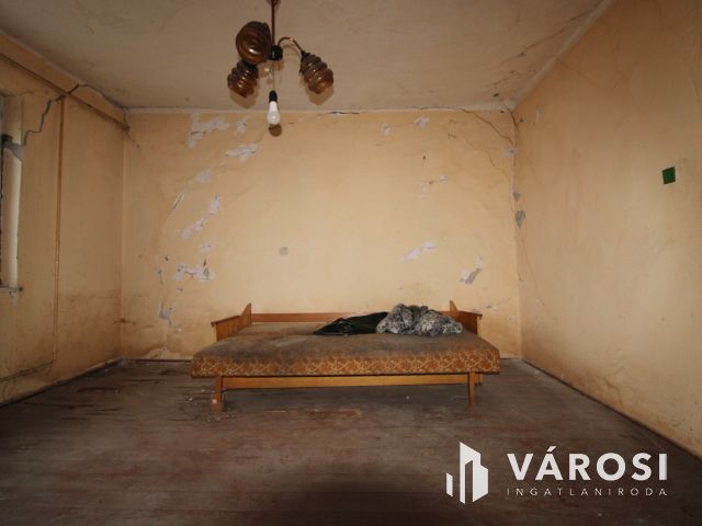 Sarkad teleki részén felújittandó 3 szobás családi ház eladó