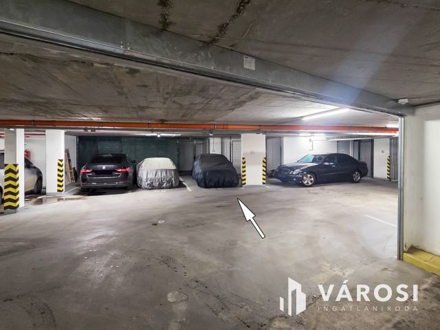 Szabolcs utcában teremgarázs + 6,5 m2 tároló eladó