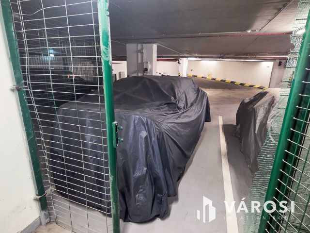 Szabolcs utcában teremgarázs + 6,5 m2 tároló eladó