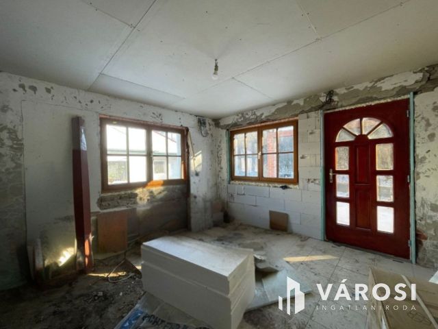 Sárbogárd-Pusztaegresen  kétlakásos ingatlan nagy telekkel