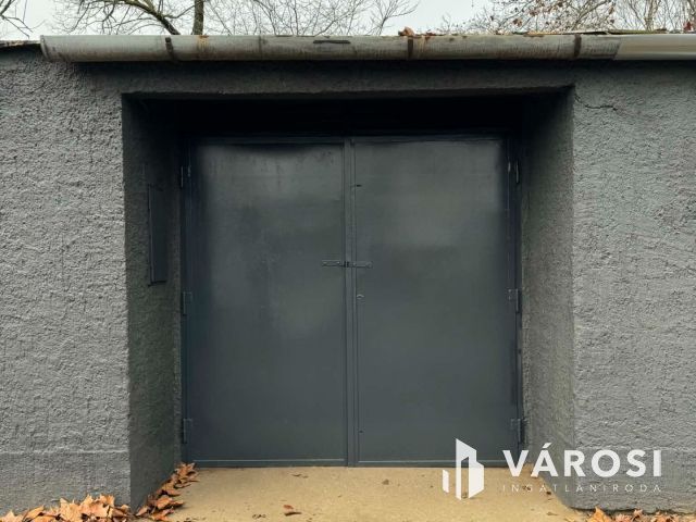 Boka Károly utcán garázs ELADÓ!