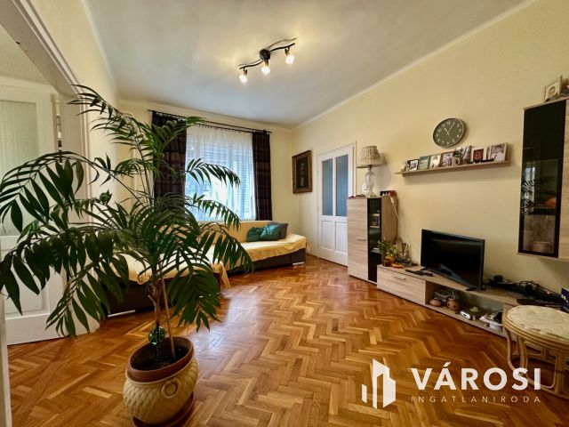 Sokoldalú lehetőségeket kínáló családi ház ELADÓ!