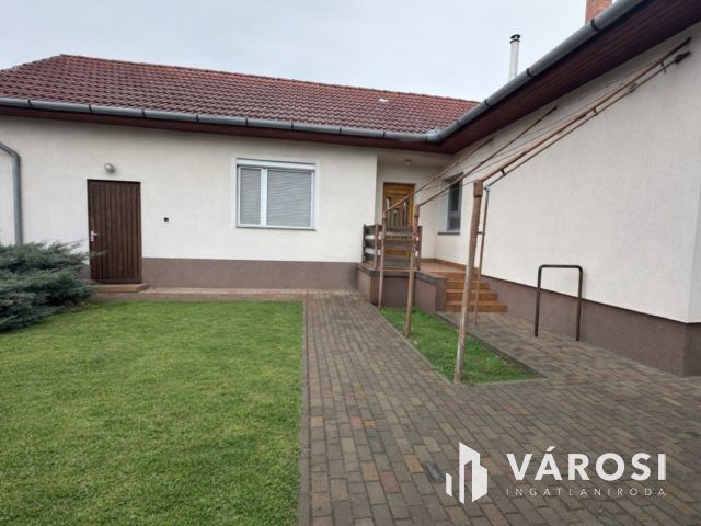Sokoldalú lehetőségeket kínáló családi ház ELADÓ!