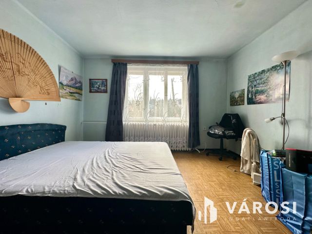 Károlyin, főútvonal mellett, 2 generációs családi ház eladó!