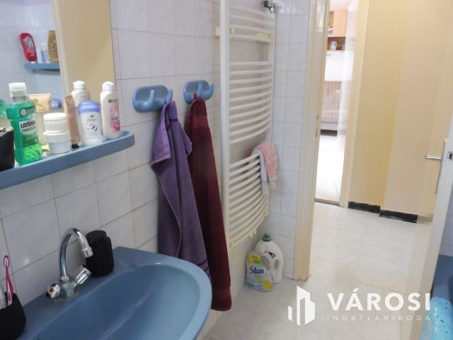 Saját kertes,szép kis lakás,garázzsal eladó.