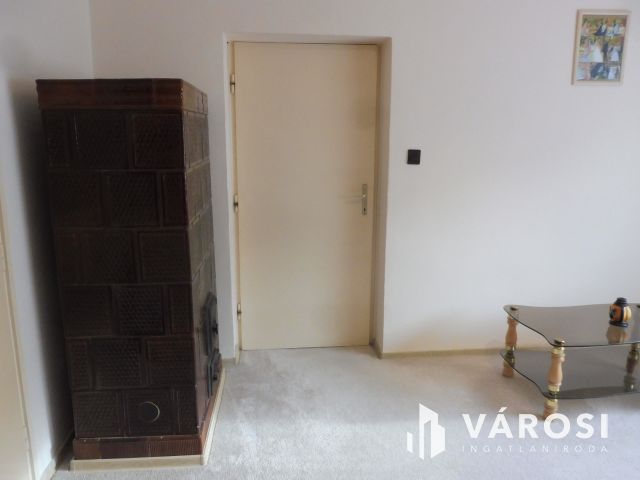 Saját kertes,szép kis lakás,garázzsal eladó.