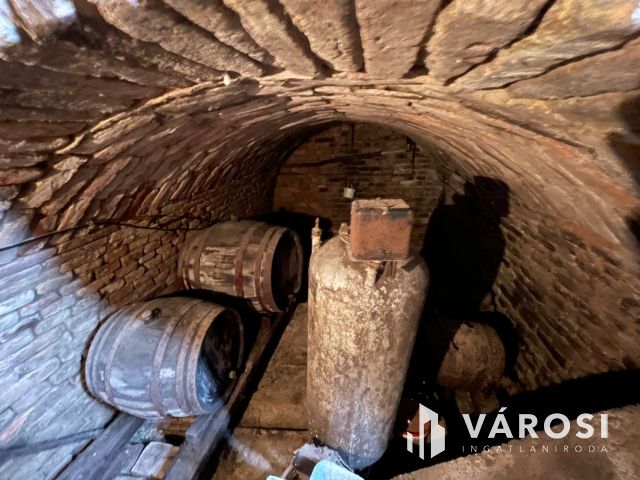 Felújítandó Kádár-kocka, kiváló alap sok lehetőséggel