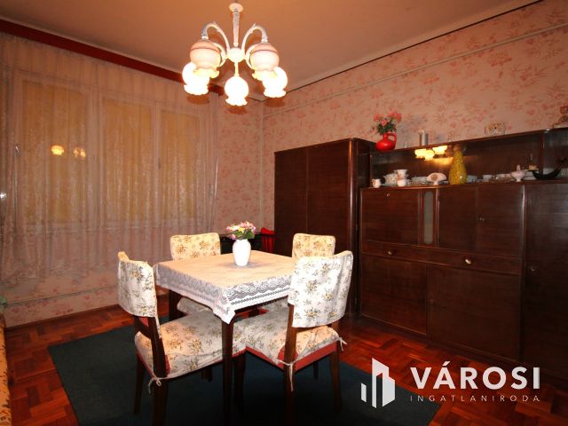 Felújítandó Kádár-kocka, kiváló alap sok lehetőséggel