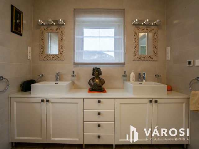 Modern, belső kétszintes családi ház remek panorámával!